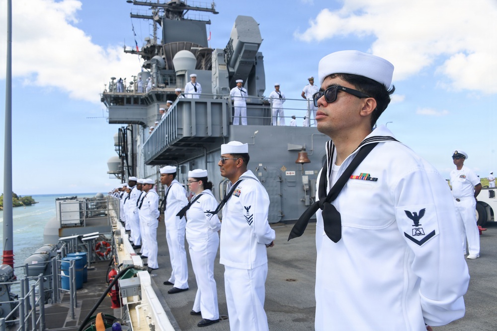 USS Essex pulls into Pearl Harbor