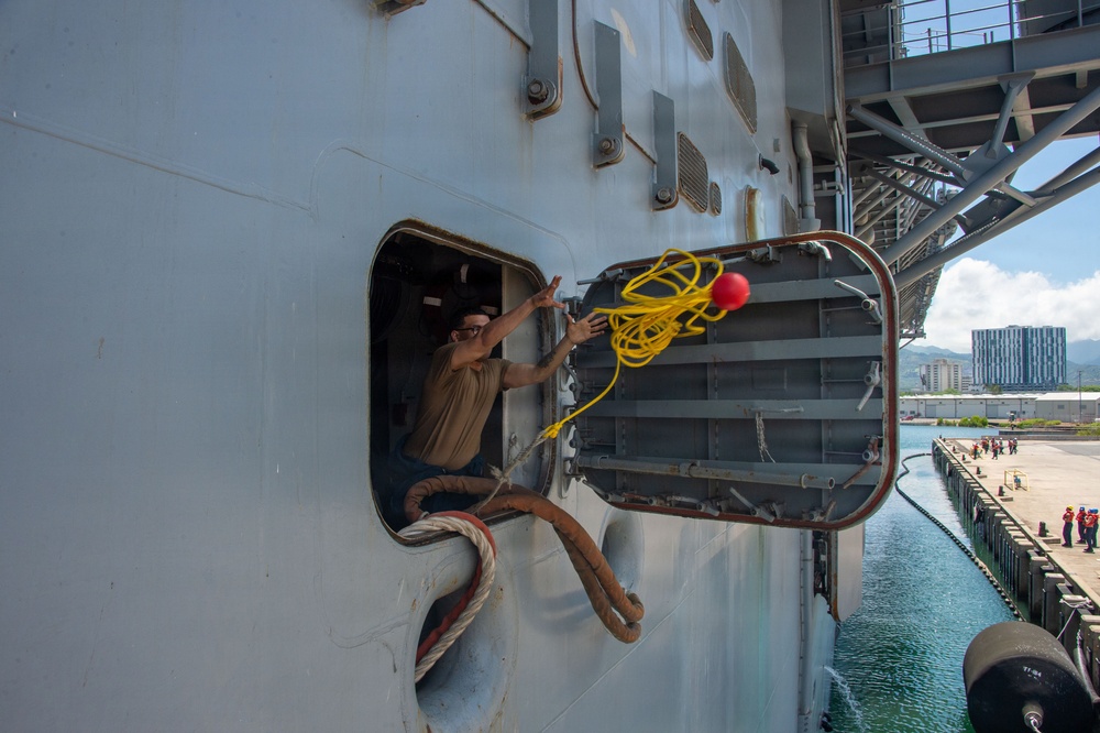 USS Essex pulls into Pearl Harbor