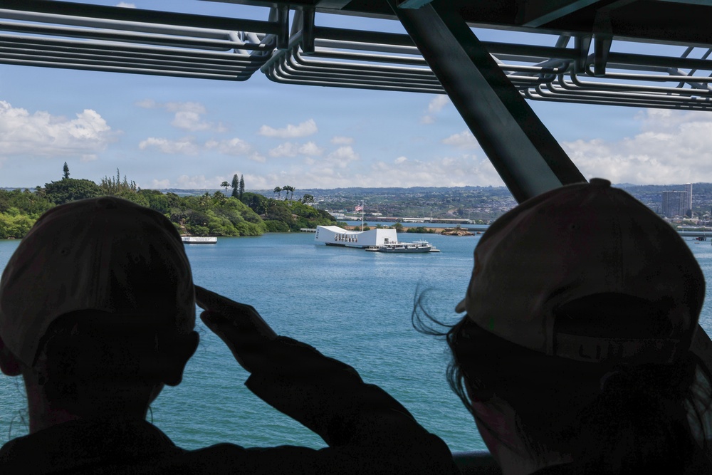 USS Essex pulls into Pearl Harbor