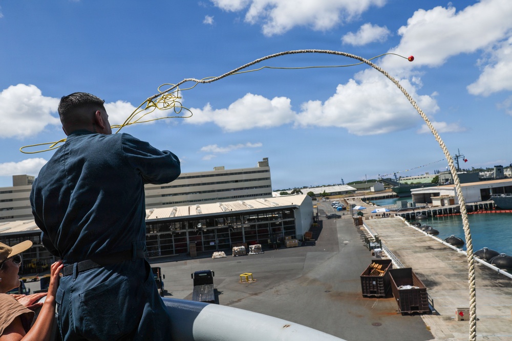 USS Essex pulls into Pearl Harbor
