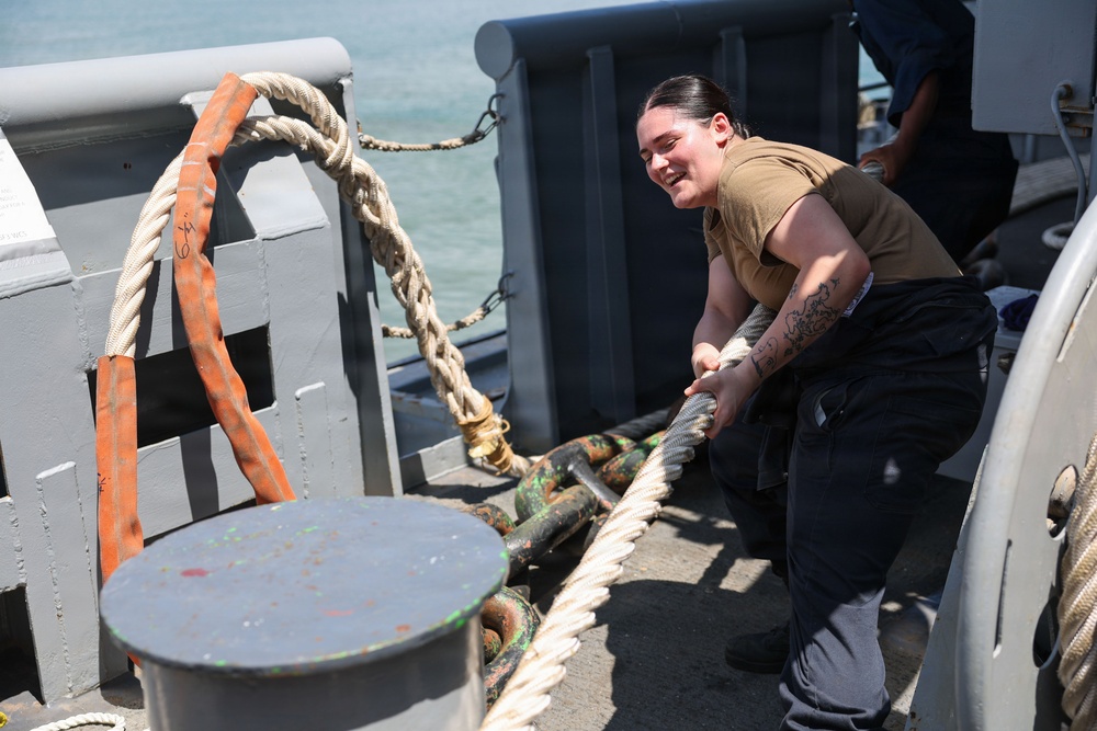 USS Essex pulls into Pearl Harbor