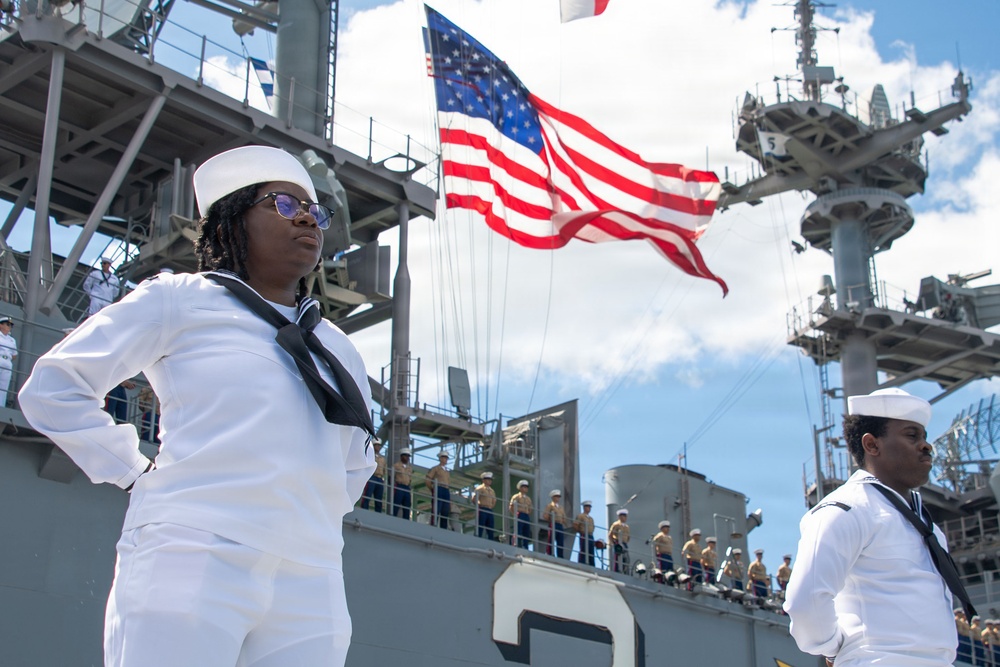 USS Essex pulls into Pearl Harbor