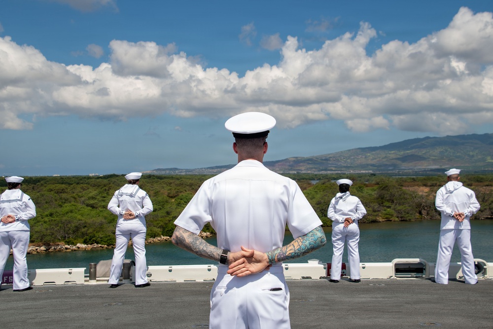 USS Essex pulls into Pearl Harbor
