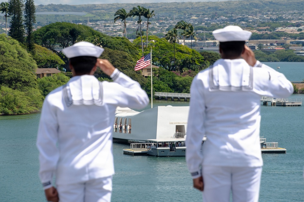 USS Essex pulls into Pearl Harbor