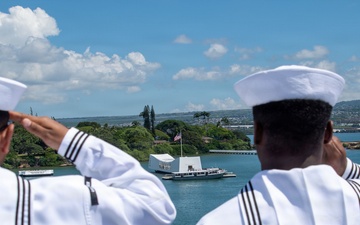 USS Essex pulls into Pearl Harbor