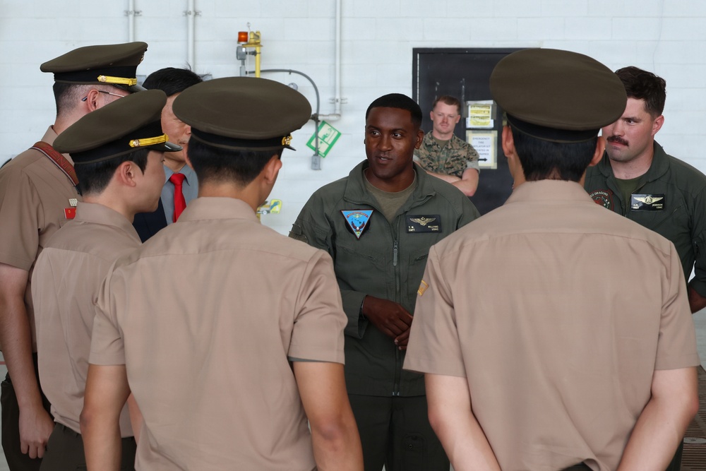 Republic of Korea officer candidates visit VMM-268