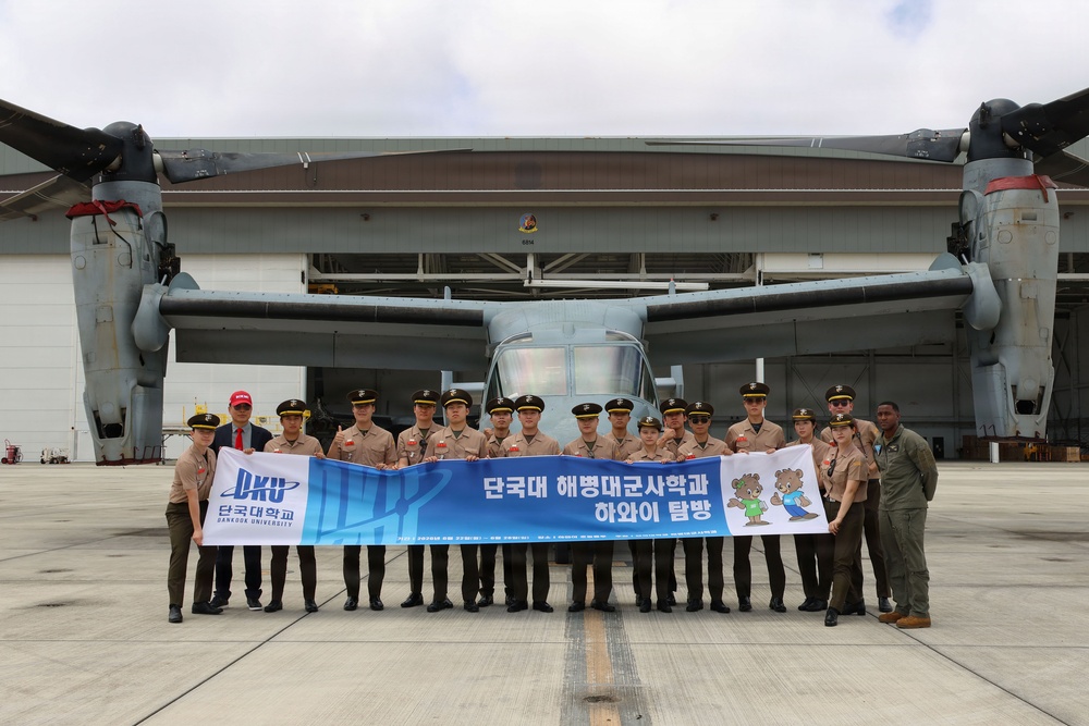 Republic of Korea officer candidates visit VMM-268
