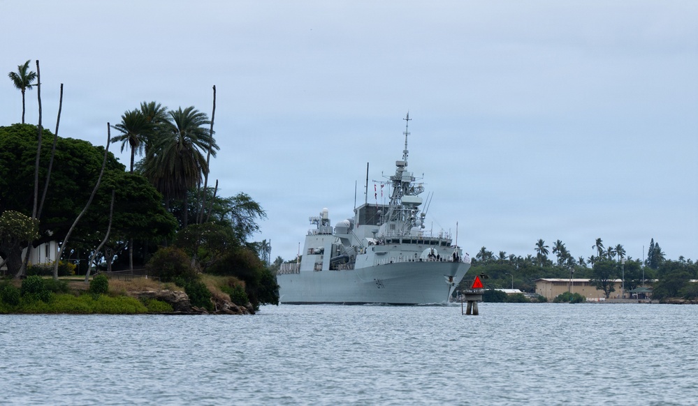 HMCS Ottawa arrives at Pearl Harbor
