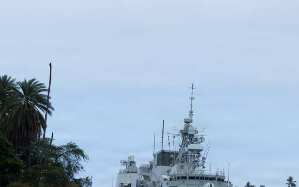 HMCS Ottawa arrives at Pearl Harbor