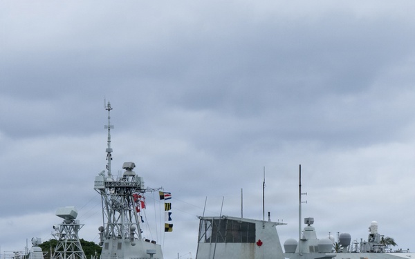 HMCS Ottawa arrives at Pearl Harbor