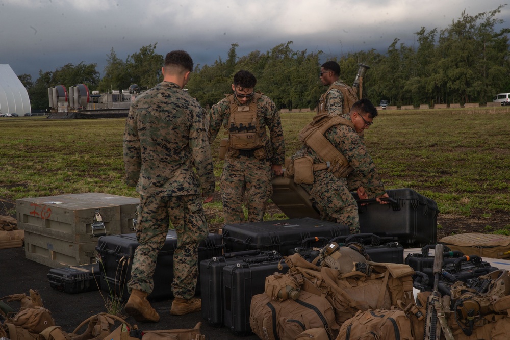 15th MEU, ACU-5 conduct in-stream offload from USS Essex