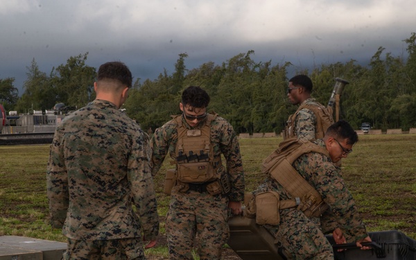 15th MEU, ACU-5 conduct in-stream offload from USS Essex