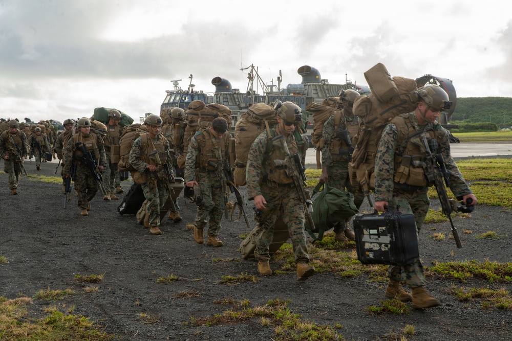 15th MEU, ACU-5 conduct in-stream offload from USS Essex