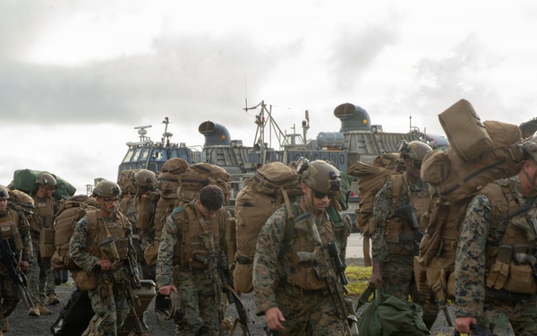 15th MEU, ACU-5 conduct in-stream offload from USS Essex
