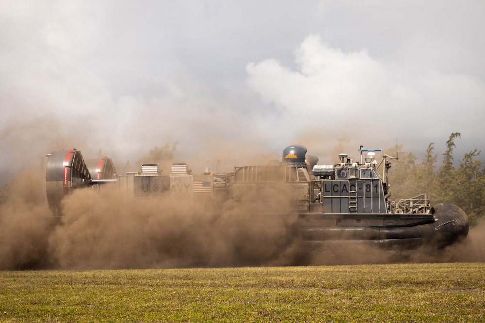 15th MEU, ACU-5 conduct in-stream offload from USS Essex