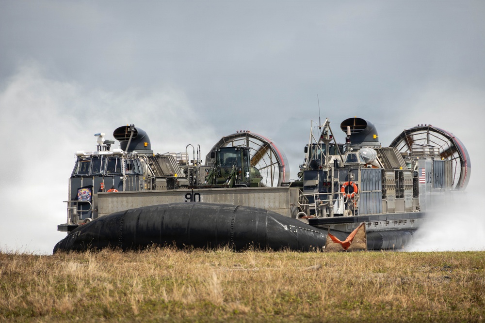 15th MEU, ACU-5 conduct in-stream offload from USS Essex