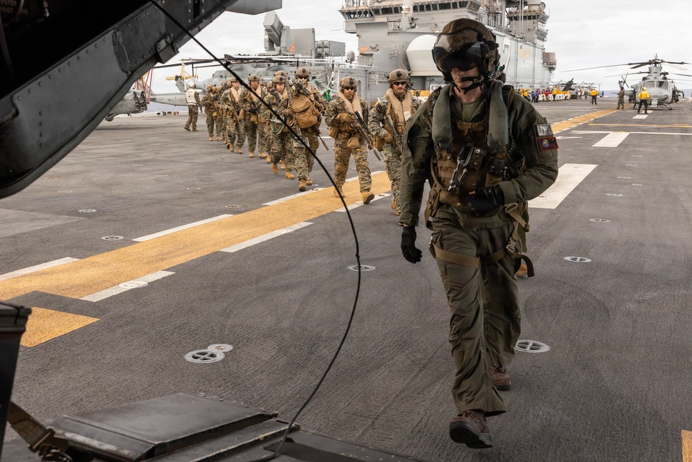 VMM-164 and 2nd Bn., 7th Marines conduct pickup zone drills aboard USS Essex