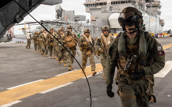 VMM-164 and 2nd Bn., 7th Marines conduct pickup zone drills aboard USS Essex