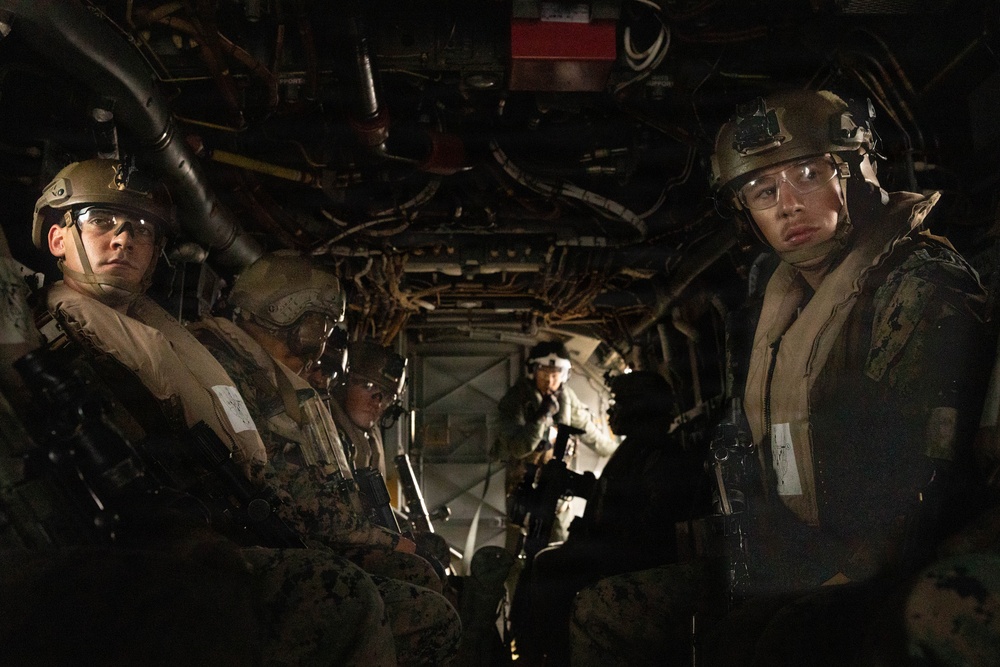 VMM-164 and 2nd Bn., 7th Marines conduct pickup zone drills aboard USS Essex