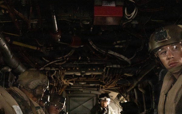 VMM-164 and 2nd Bn., 7th Marines conduct pickup zone drills aboard USS Essex