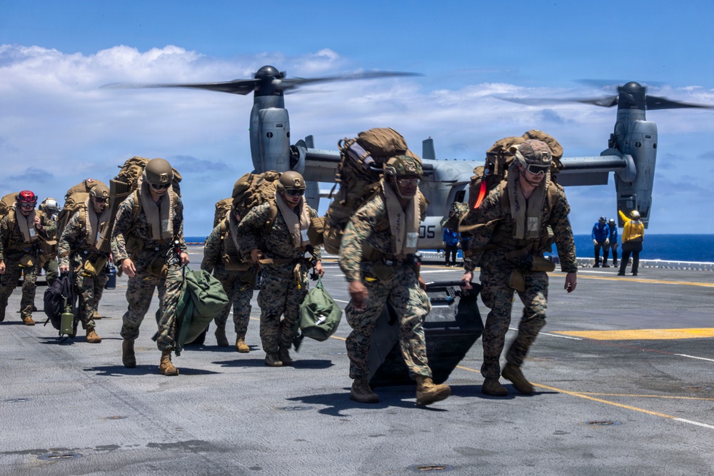 15th MEU disembarks USS Essex in MV-22B Ospreys