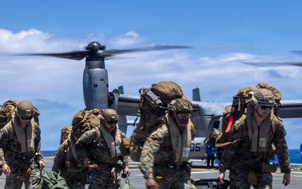 15th MEU disembarks USS Essex in MV-22B Ospreys