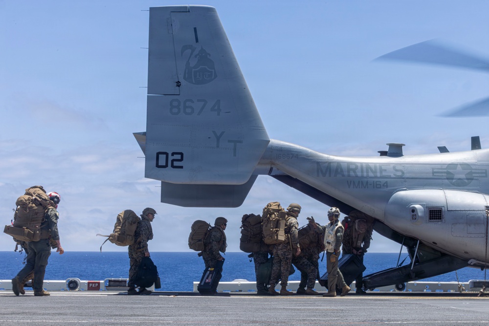 15th MEU disembarks USS Essex in MV-22B Ospreys