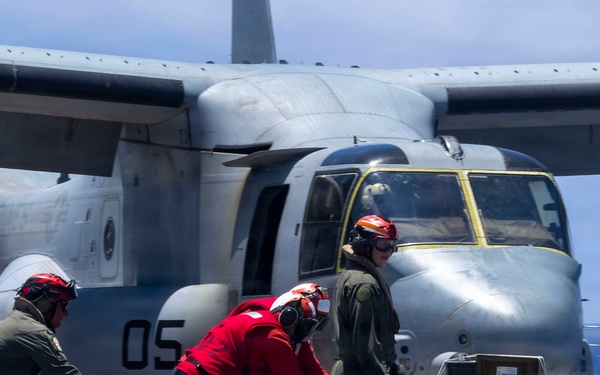 15th MEU disembarks USS Essex in MV-22B Ospreys