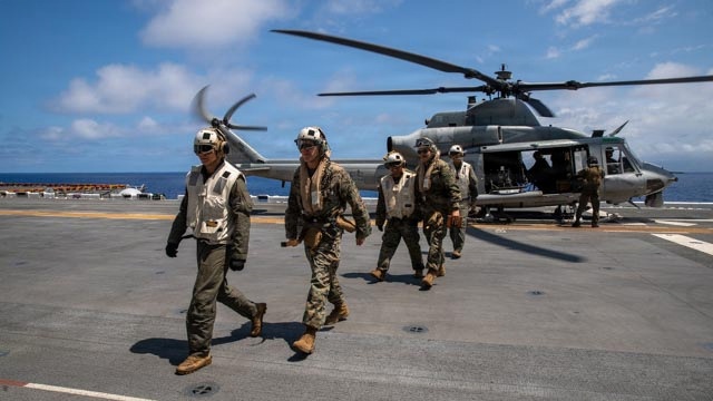 I MEF commanding general visits USS ESSEX