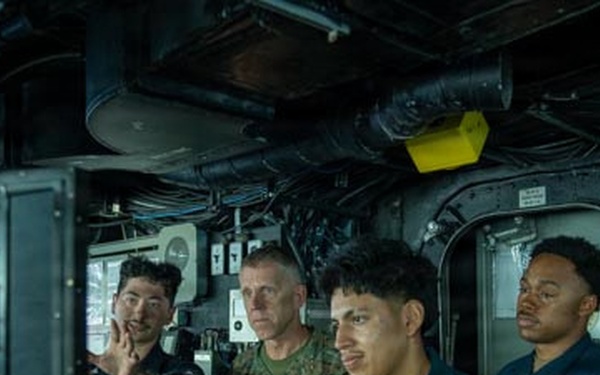 I MEF commanding general visits USS ESSEX