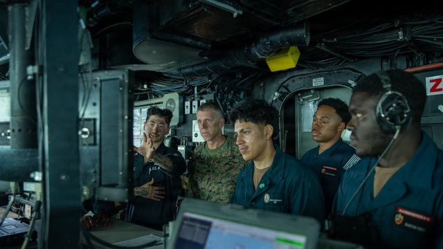 I MEF commanding general visits USS ESSEX