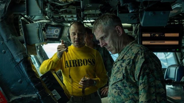 I MEF commanding general visits USS ESSEX