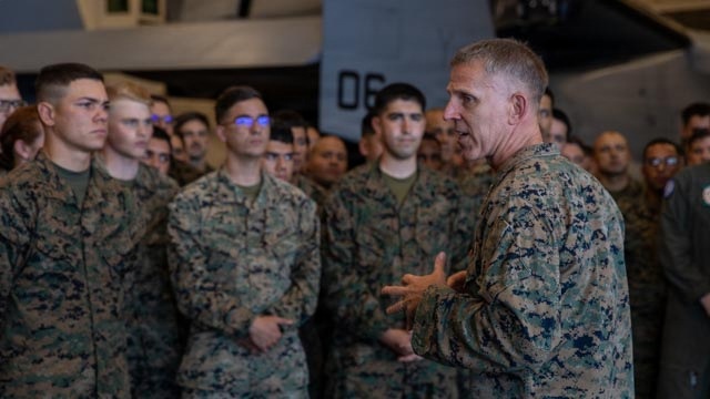 I MEF commanding general visits USS ESSEX