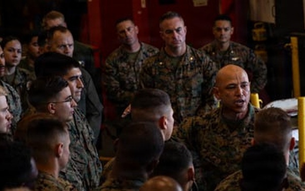 I MEF commanding general visits USS ESSEX