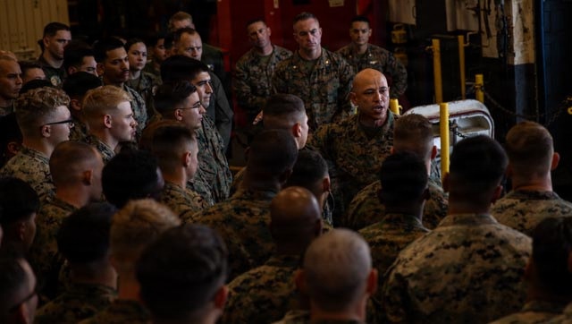 I MEF commanding general visits USS ESSEX