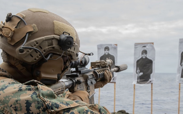 USS Essex; 2nd Bn., 7th Marines leaders participate in live-fire range