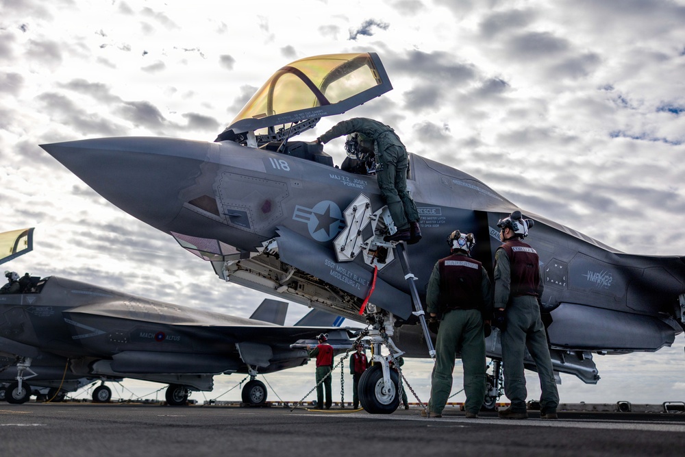 11th MEU Marines, Sailors Conduct Flight Operations Aboard USS Boxer