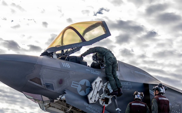 11th MEU Marines, Sailors Conduct Flight Operations Aboard USS Boxer