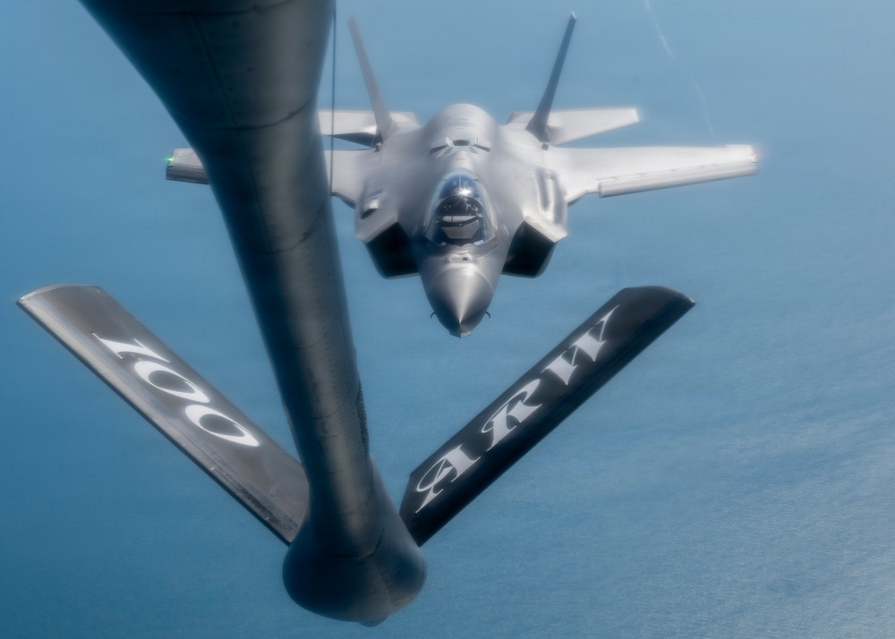 100 ARW Refuels 48th FW