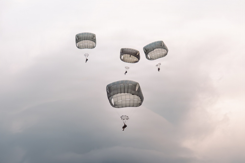 173rd Light Support Battalion Conducts Airborne Operation