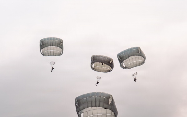 173rd Light Support Battalion Conducts Airborne Operation