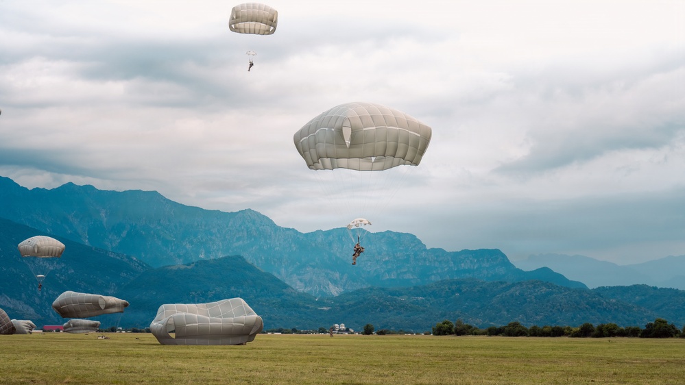 173rd Light Support Battalion Conducts Airborne Operation