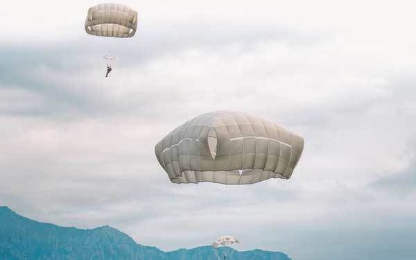 173rd Light Support Battalion Conducts Airborne Operation