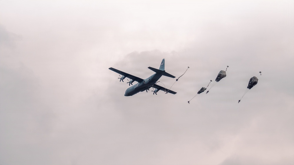 173rd Light Support Battalion Conducts Airborne Operation