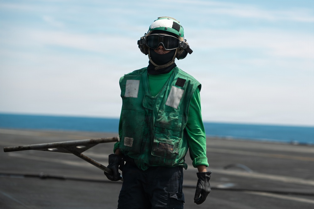 IKE Conducts Carrier Qualifications in Atlantic Ocean