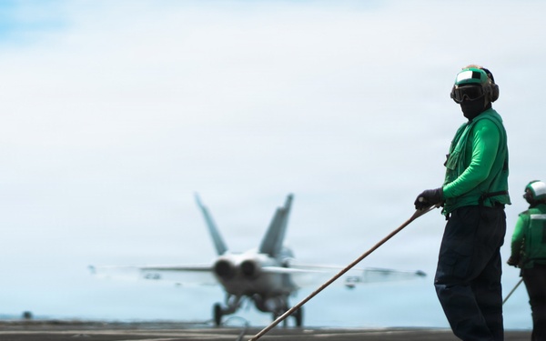 IKE Conducts Carrier Qualifications in Atlantic Ocean