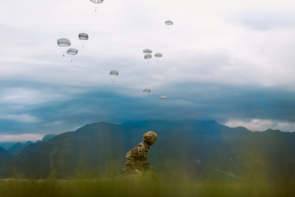 173rd Light Support Battalion Conducts Airborne Operation