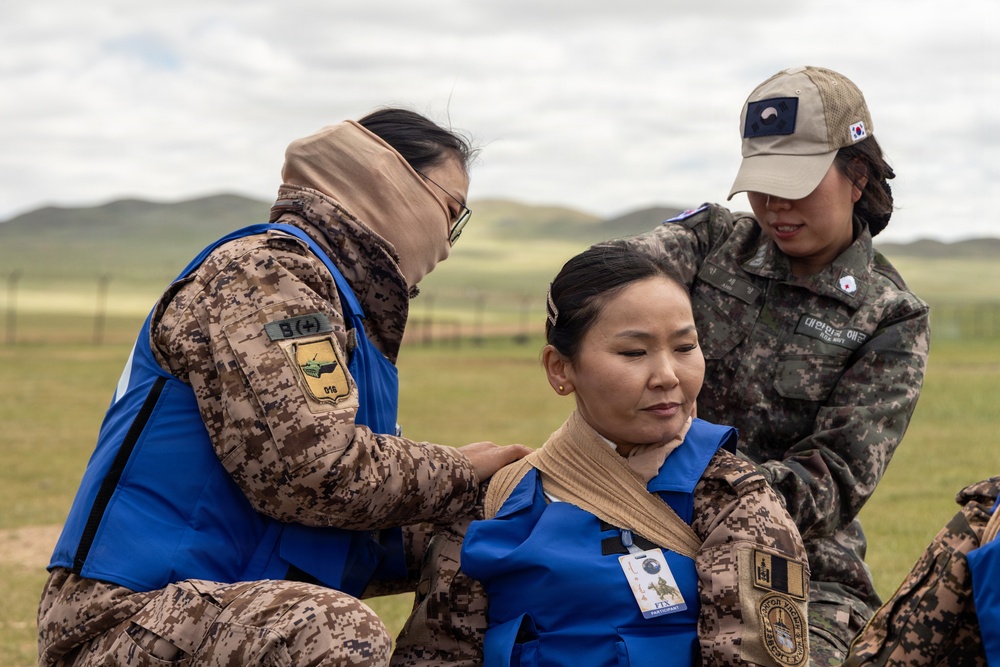 U.S. and Mongolian Soldiers Conduct TCCC Training at Khaan Quest 2026