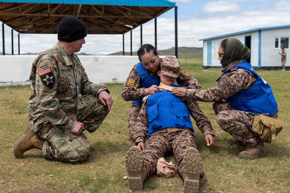 U.S. and Mongolian Soldiers Conduct TCCC Training at Khaan Quest 2026