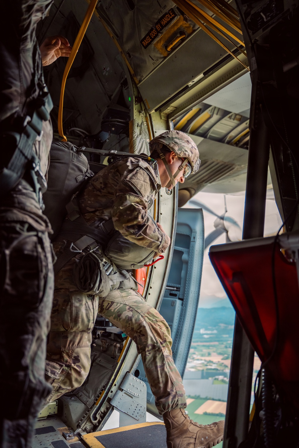 173rd Light Support Battalion Conducts Airborne Operation